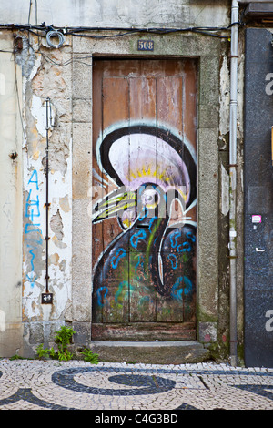 Galo de Barcelos Barcelos, symbole du Portugal Coq peint sur une vieille porte à Porto, Porto, Portugal Banque D'Images