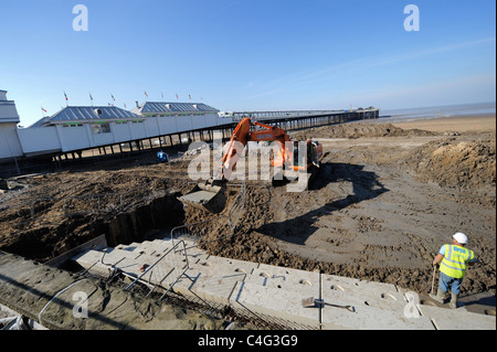 Les travaux sur le mur à l'extérieur de la mer les jardins d'hiver à Weston-super-Mare Sep 2008 Somerset UK Banque D'Images