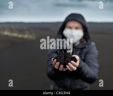 Woman holding nouvelles récentes les cendres de Grimsvotn éruption volcanique, l'Islande Banque D'Images