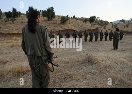 Les guérilleros les combattants du Parti des Travailleurs du Kurdistan PKK stand en formation au cours d'un exercice dans une vallée au-dessous du Qandil dans les montagnes de Qandil, près de la frontière iranienne dans le Nord de l'Irak. Banque D'Images