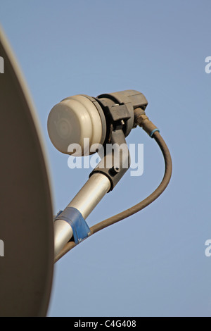 Récepteur de signal de l'antenne parabolique d'un poste de télévision sur une terrasse de l'immeuble, Pune, Maharashtra, Inde Banque D'Images