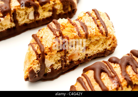 Biscotti au chocolat sur fond blanc Banque D'Images