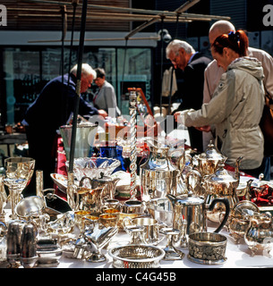 Les touristes qui naviguent en argent dans une cabine argentée à Bermondsey antiques Flea Market dans le sud de Londres Street Market England UK KATHY DEWITT Banque D'Images