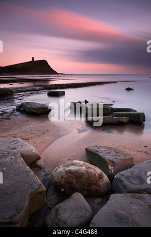 Avec la baie de Kimmeridge Tour Clavell, à la tombée de la Côte Jurassique, Dorset, Angleterre Banque D'Images