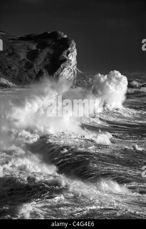 Vagues à Man O Bay, sur la côte jurassique, Dorset, Angleterre Banque D'Images