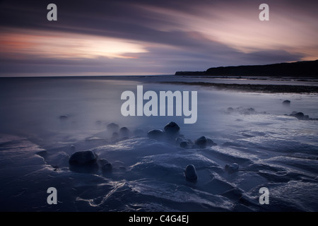 Crépuscule à Kimmeridge Bay, sur la côte jurassique, Dorset, Angleterre Banque D'Images