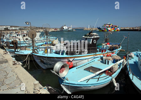 Bateaux de pêche dans le port d'Ayia Napa, Chypre Banque D'Images