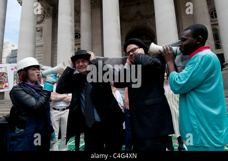 Taxe Robin des bois aujourd'hui les militants de mettre en place une table de roulette géante dans la ville de Londres, afin de protester contre les Banque D'Images