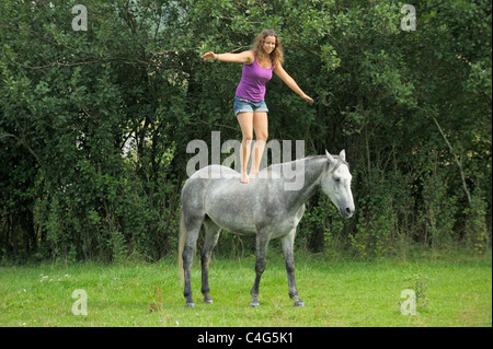 Jeune femme debout sur le cheval Connemara Banque D'Images