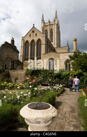 Cathédrale St Edmundsbury du jardin de l'abbaye. Personnes voir le 94e Groupe de bombardement memorial, Suffolk, UK Banque D'Images