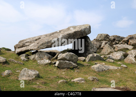 Coetan Arthur chambre funéraire Néolithique au-dessus des falaises de St Davids Pembrokeshire Wales Cymru tête UK GO Banque D'Images