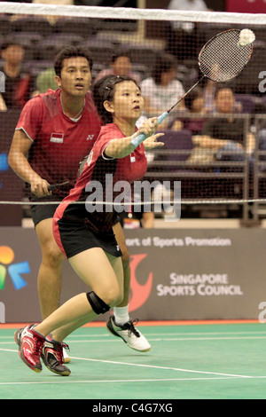 Debby Susanto et Muhammad Rijal de l'Indonésie au cours de la première série de l'Li-Ning Singapore Open 2011. Banque D'Images