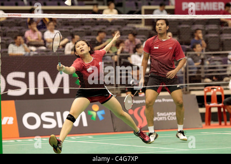 Debby Susanto et Muhammad Rijal de l'Indonésie au cours de la première série de l'Li-Ning Singapore Open 2011. Banque D'Images