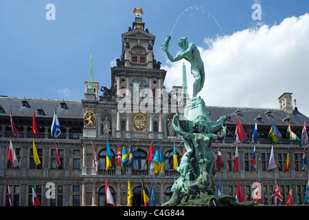 Statue Brabo Grand Place Cathédrale Hôtel Anvers Belgique Banque D'Images