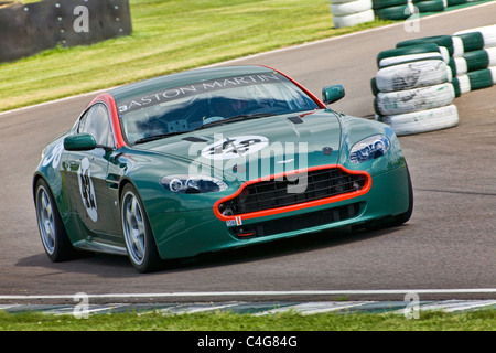 Aston Martin à la chicane sur Goodwood Motor Circuit, Sussex, England, UK. Banque D'Images