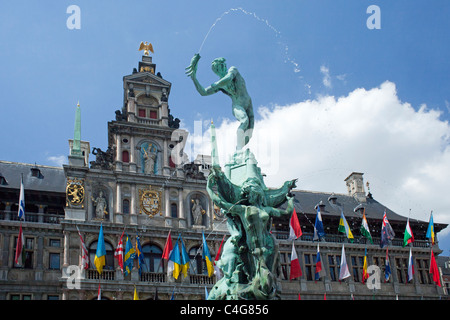 Statue Brabo Grand Place Cathédrale Hôtel Anvers Belgique Banque D'Images