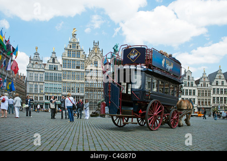 Statue Brabo Anvers Hôtel de ville Grand Place Banque D'Images