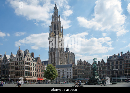 Statue Brabo Anvers Belgique Hôtel de ville Grand Place Banque D'Images