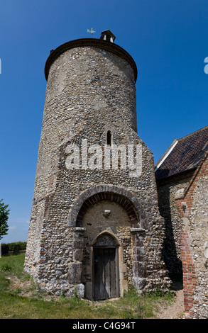 L'unique séparément des Norman tour de l'église St Andrews, peu ronflement, Norfolk, Angleterre, Royaume-Uni. Banque D'Images