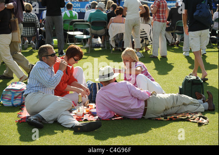 La foule profiter temps chaud et pique-niques à l'Aegon International Tennis championships tenue à Devonshire Park Eastbourne 2011 Banque D'Images