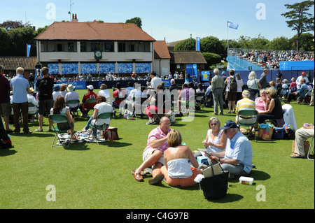 La foule profiter temps chaud et pique-niques à l'Aegon International Tennis championships tenue à Devonshire Park Eastbourne 2011 Banque D'Images