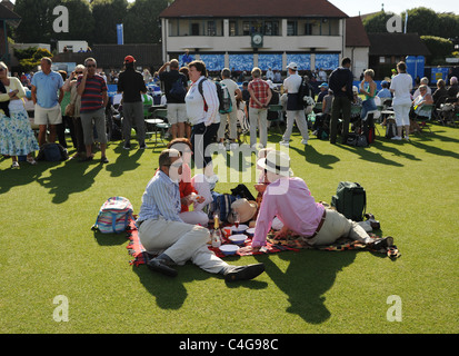 La foule profiter temps chaud et pique-niques à l'Aegon International Tennis championships tenue à Devonshire Park Eastbourne 2011 Banque D'Images