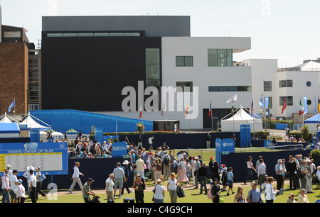 Les championnats internationaux de tennis d'Aegon se sont tenus à Devonshire Park Eastbourne avec la galerie d'art propriétaire derrière Banque D'Images