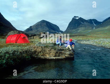 Couple camping et randonnées en Suède de l'Arctique près du Mont Kebnekaise Banque D'Images