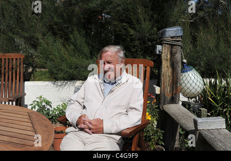 Portrait d'un homme âgé dans un fauteuil relaxant souriant en soleil par seaside Worthing UK Banque D'Images