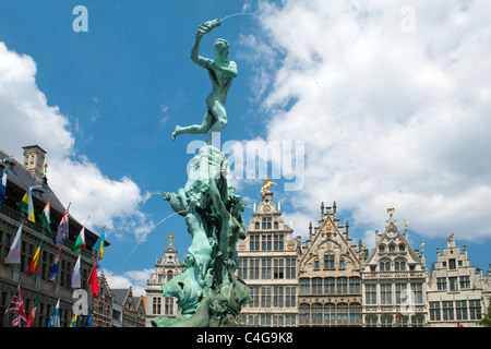 Statue Brabo Anvers Belgique Hôtel de ville Grand Place Banque D'Images