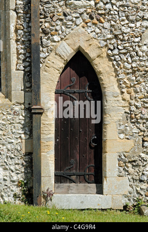 L'église de St Andrews, Ringstead, Norfolk, Angleterre - porte Banque D'Images