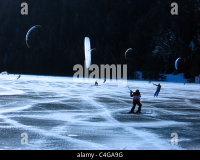 Le Snowkite sur un lac gelé d'hiver - sport extrême dans le Trentin Italie Banque D'Images