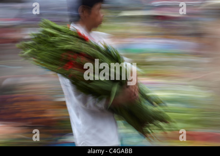 Un homme dans le marché de My Tho, le delta du Mékong, Vietnam Banque D'Images