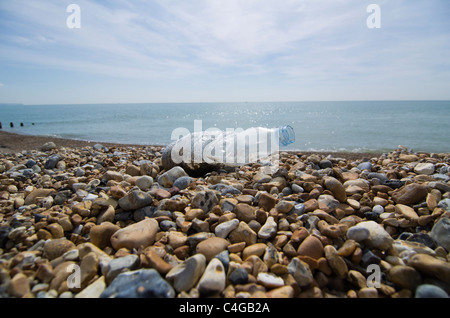 Bouteille plastique échoués sur une plage de galets Pevensey Bay East Sussex England Banque D'Images