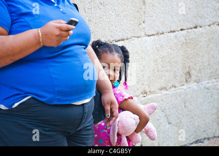 Jeune fille et sa mère à Savannah, Géorgie Banque D'Images