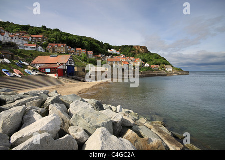 Les roches de la défense de la mer à Runswick Bay, un village de pêcheurs sur la côte du Yorkshire du Nord Banque D'Images