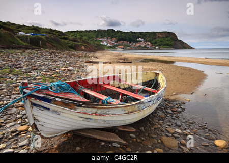 Un petit bateau de pêche sur la plage à proximité, Runswick Bay, sur la côte du Yorkshire du Nord Banque D'Images