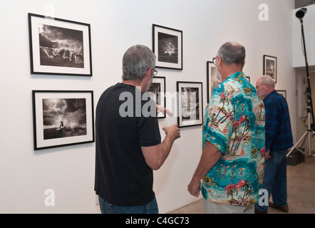 Ed Freeman Photography Gallery ouverture de sa nouvelle exposition, 31 jours. Photographié ici parler aux clients. Banque D'Images