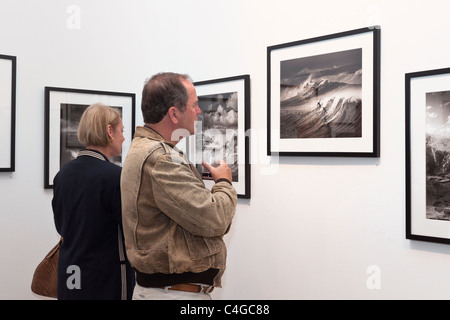 Affichage de la couple Ed Freeman Photography Gallery ouverture de sa nouvelle exposition, 31 jours. Banque D'Images