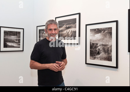 Photographe Ed Freeman à sa galerie ouverture de 31 jours, l'art de surfer sur la pièce. Banque D'Images