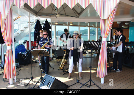 Gen et le Halcats groupe jouant sur le pont du MS Eurodam bateau de croisière, Mer du Nord, de l'Europe Banque D'Images