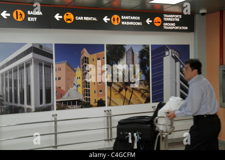 Saint-Domingue République Dominicaine,aéroport international Las Américas,SDQ,terminal,panneau,logo,direction,information,sortie,location de voitures,salle de bains,sol Banque D'Images