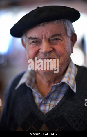 Un homme dans le marché à Revel, Languedoc, Midi-Pyrénées, France Banque D'Images