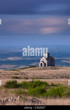 Chapelle de Saint-Ferrèol avec Lauragais au-delà de campagne, Montagne Noire, Tarn, Midi Pyrénées, Languedoc, France Banque D'Images