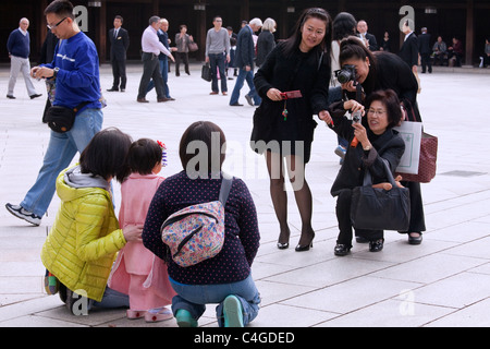Les femmes prenant des photo de fillette de 3 ans habillé en kimono de Shichi-Go-san (7-5-3) célébration à Meiji-jingu, Tokyo. Banque D'Images