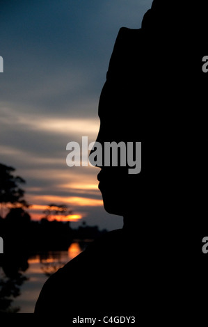 Asura en pierre à la Porte Sud d'Angkor Thom à Siem Reap, Cambodge au coucher du soleil Banque D'Images