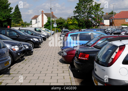 Le conseil de Basildon exploité shoppers horodateurs parking derrière Billericay Essex High Street shopping voitures en stationnement à côté de chemin England UK Banque D'Images