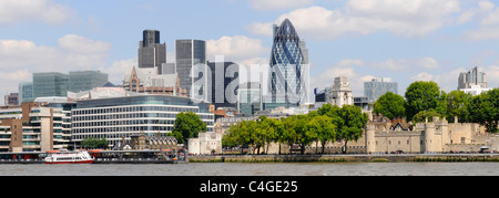 Vue panoramique 2011 Gherkin & City of London Skyline & cityscape gratte-ciel moderne sites d'affaires et tour historique de Londres Angleterre Royaume-Uni Banque D'Images