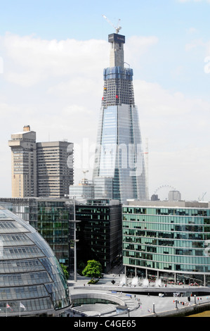 Shard bâtiment en construction et les gars au-delà de la tour de l'hôpital Banque D'Images