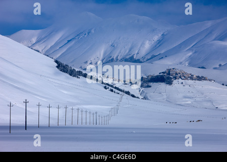 Castelluccio & le Piano Grande en hiver, parc national Monti Sibillini, Ombrie, Italie Banque D'Images